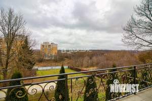 Дом 300м&sup2;, 3-этажный, участок 12 сот.  