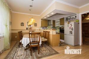 Дом 202м&sup2;, 3-этажный, участок 15 сот.  